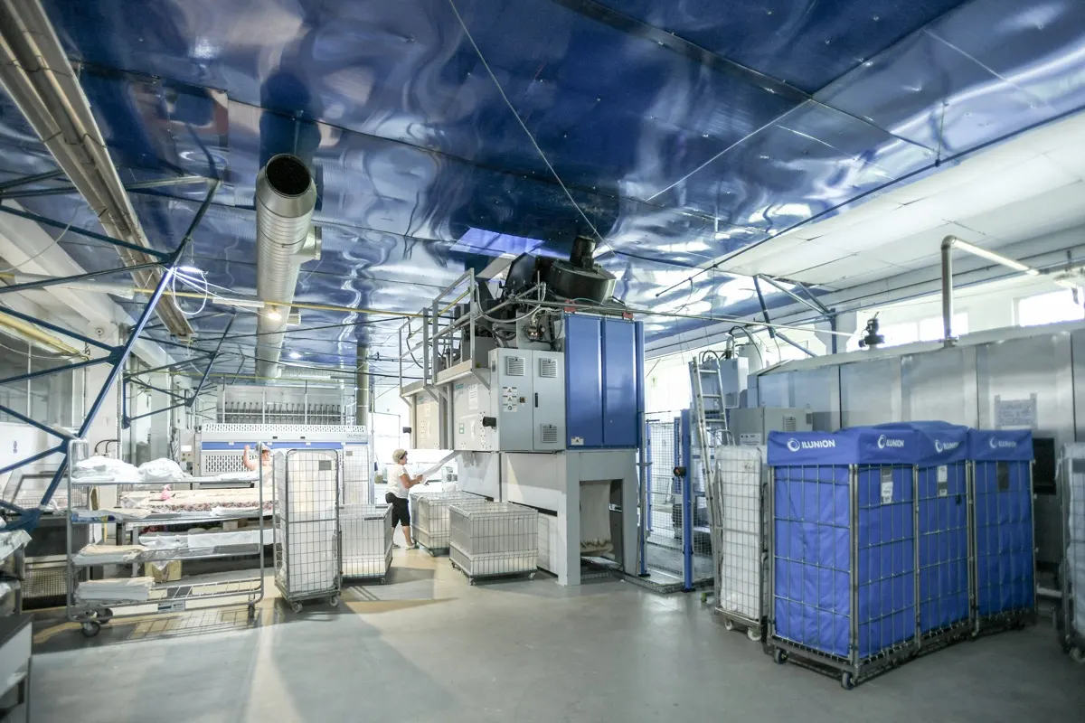 Cum alegi o spălătorie industrială de textile: 9 criterii care contează